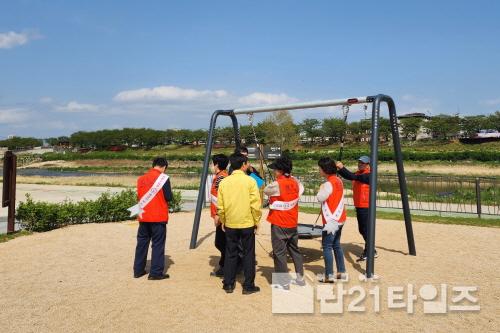 [크기변환]영주-4-2 20일 서천 강바람 놀이터에서 어린이놀이시설 안전점검을 하고 있다.jpeg