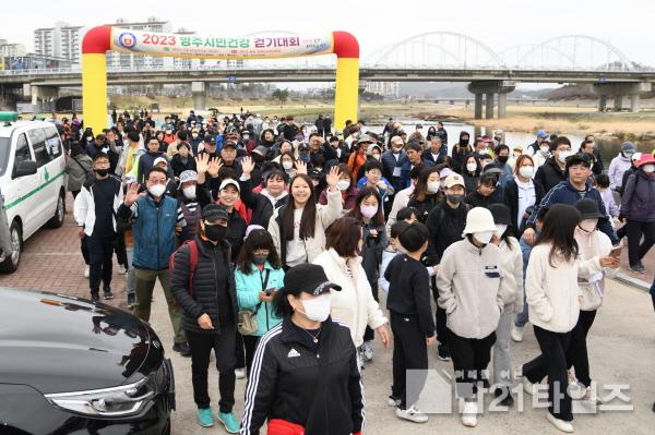 [크기변환]영주-2-1 지난해 영주시민 건강걷기대회 참가자들이 손을 흔들며 걷고있다..JPG