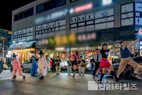 [크기변환]영주-2(참고사진) 지난해 축제기간 영주시가지에서 진행된 한국선비문화축제 퍼포먼스.jpg