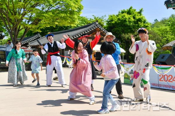 [크기변환]영주-1-6 한국선비문화축제 기간 선비촌에서 진행된 공연 모습.jpg