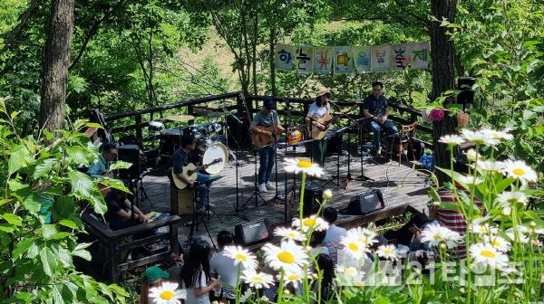 [크기변환]영주-8 지난 18일 열린 하늘꽃마을 봄축제에서 통기타 공연이 진행되고 있다.jpg