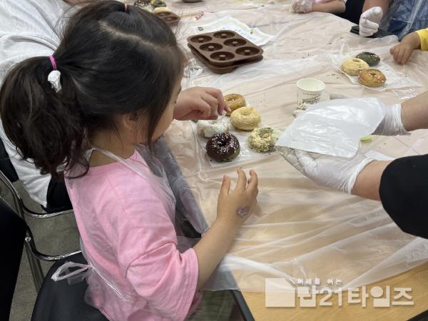 [크기변환]영주-5-2 어린이가 엄마와 함께 부석태로 도넛을 만들고 있다.jpg