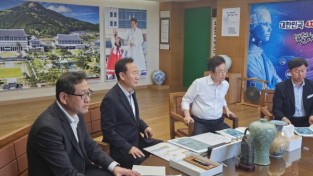 박현국 군수, 이철우 도지사 만나 주요 역점사업 지원건의